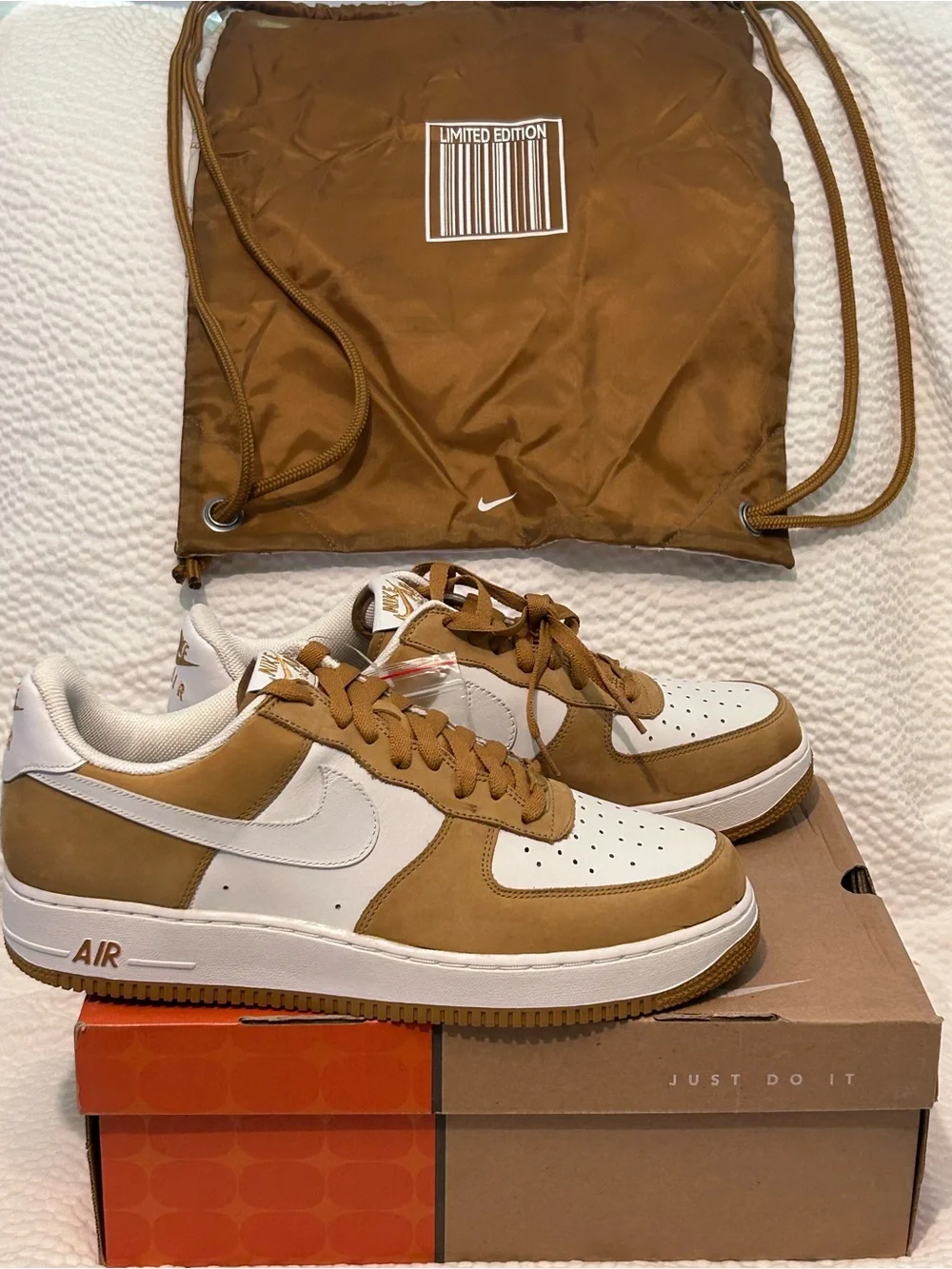 Nike Men's Low Top Sneakers in White & Brown with Drawstring Bag